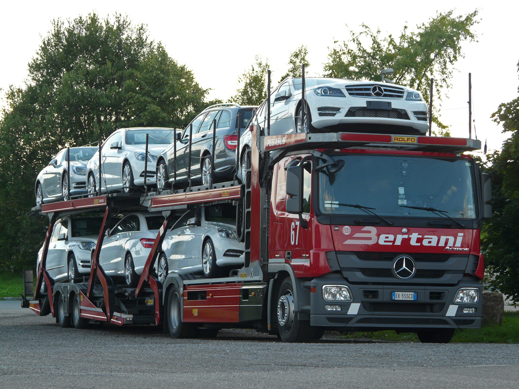 Mercedes rollt von Autotransporter und versinkt in der Weser | Bremen News