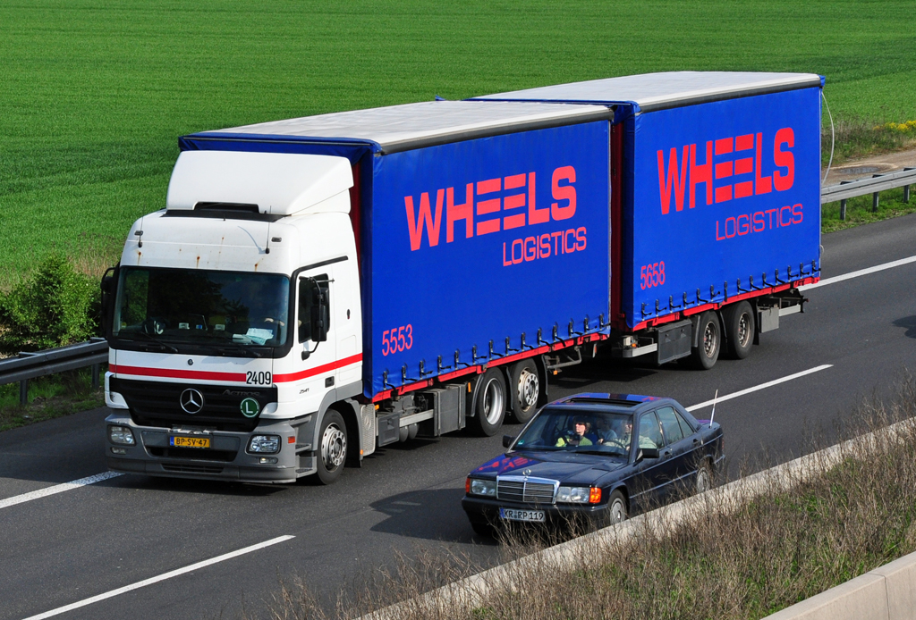 MB Actros Tandemzug  Wheels Logistics  auf der A61 bei Miel - 28.04.2011