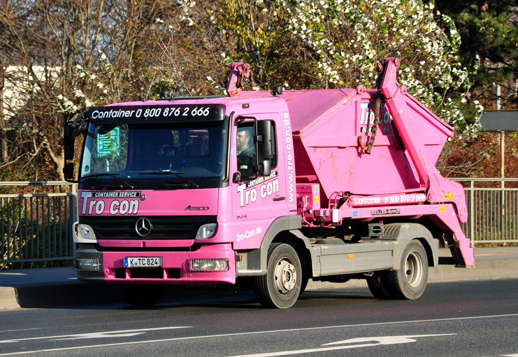 MB Atego 824 in  Barbie-Pink-Lackierung  - Euskirchen 29.11.2011