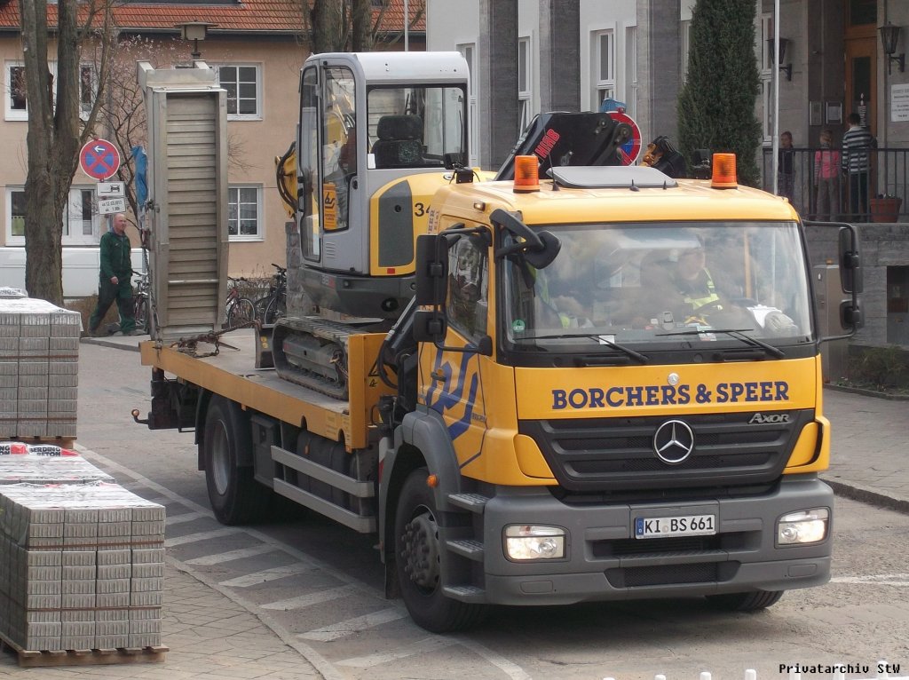 MB Axor 1829 mit Bordkran von ''Borchers und Speer'', und beladen mit einem Mini-Bagger, Rostock 19.4.2012
