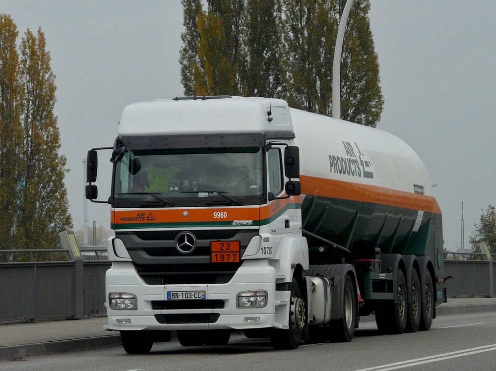 M.B AXOR Tanksattelzug aufgenommen in der Nhe von Strasbourg am 30.10.2011.