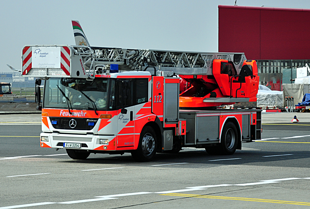 MB Econic der Fraport Feuerwehr, DLK 23-12F-W3354 - 14.04.2012