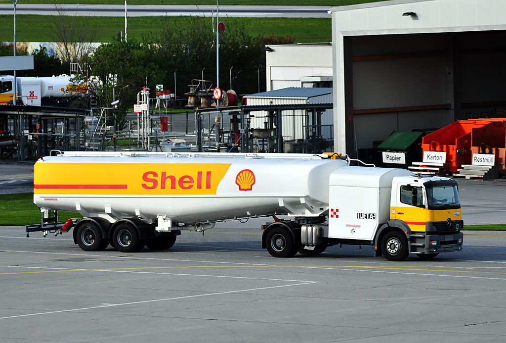 MB Flugfeldtankwagen  Shell  am Flughafen Salzburg - 26.04.2012
