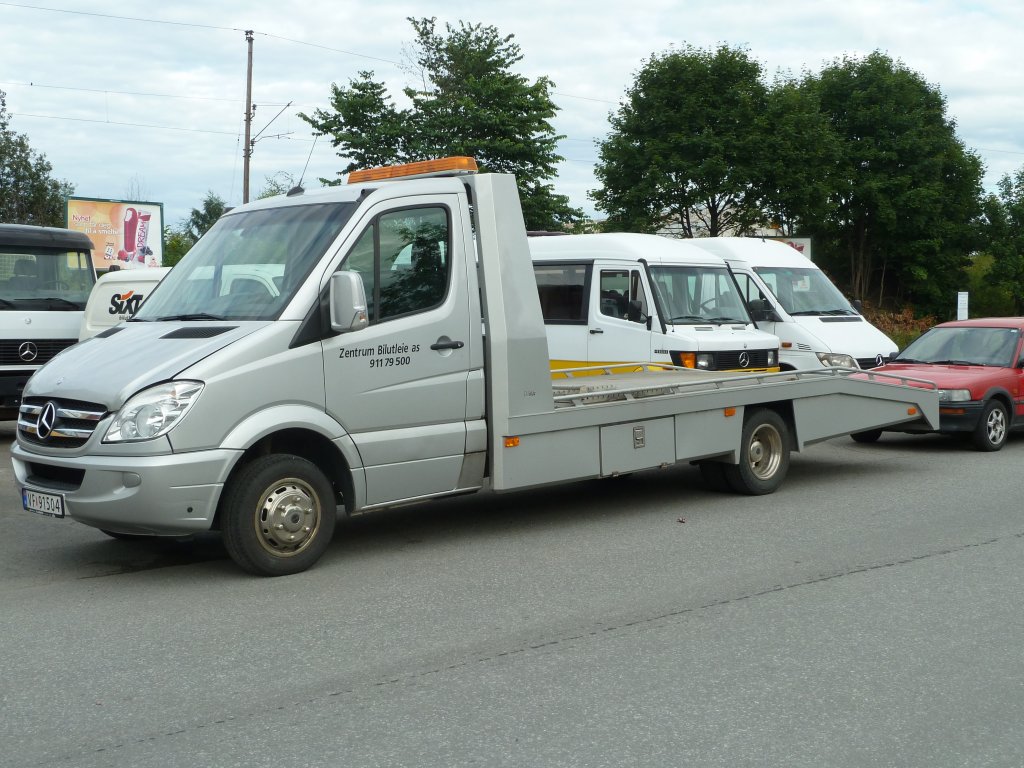MB Sprinter als Fahrzeugtransporter, gesehen in Asker/Norwegen, Juli 2011