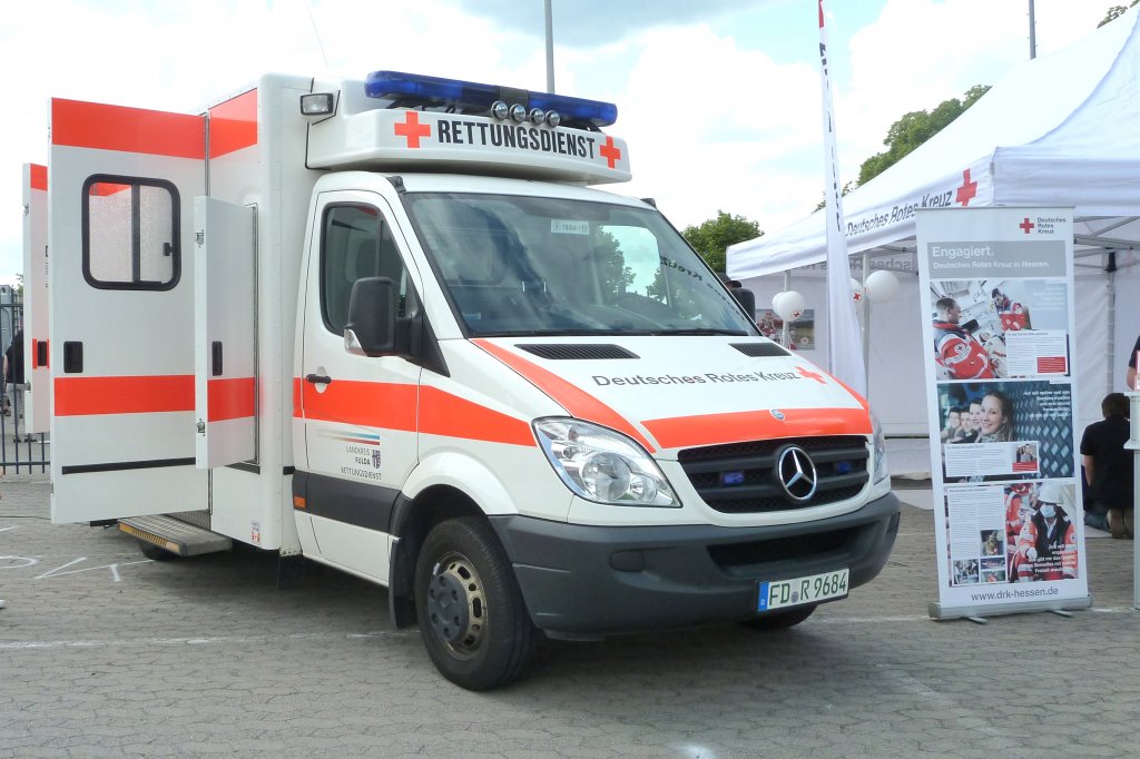 MB Sprinter als Rettungsdienstfahrzeug des DRK ausgestellt am  Tag der offenen Tr  des PP Osthessen in Fulda am 21.05.2011