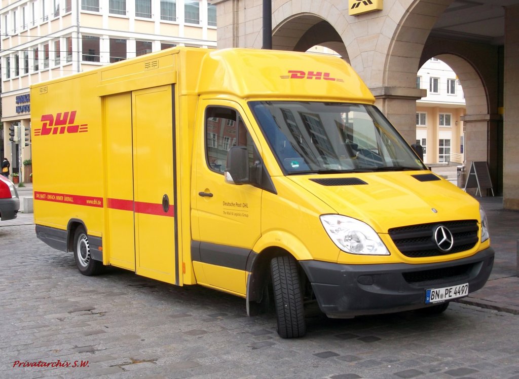 MB Sprinter von DHL auf dem Neuen Markt, Rostock 9.10.2102