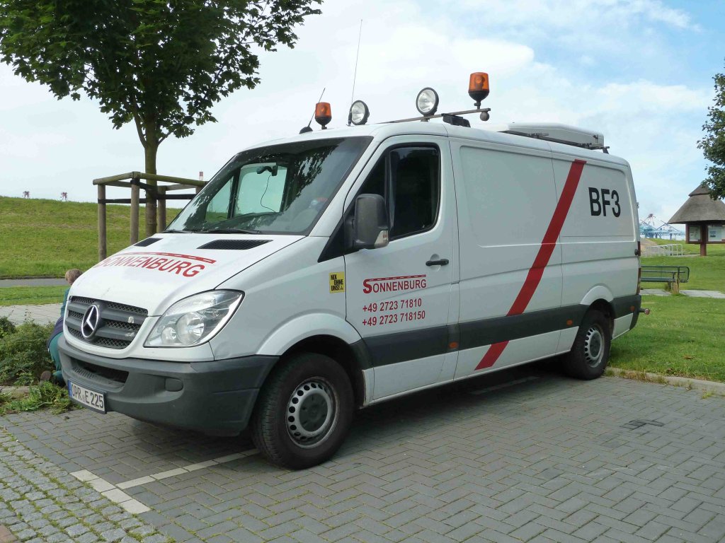MB Sprinter der Firma Sonnenburg als Kolonnenbegleitfahrzeug, gesehen im Bremerhaven, Juli 2012