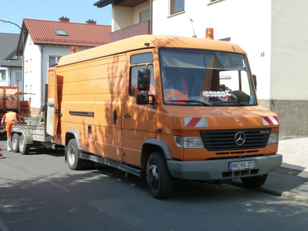 MB Vario 614 gesehen in 36100 Petersberg-Marbach. Die Firma wechselt im Ort die vorhandenen Kanaldeckel gegen ein Modell mit hherer Traglast aus. Mai 2011