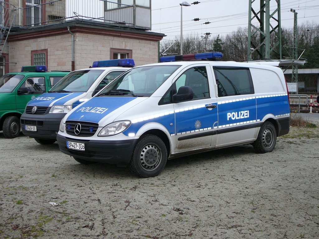 MB Vito der Bundespolizei als Hundefhrer-Kfz. eingesetzt am Bahnhof Sportfeld in Frankfurt/Main, 05.12.2009