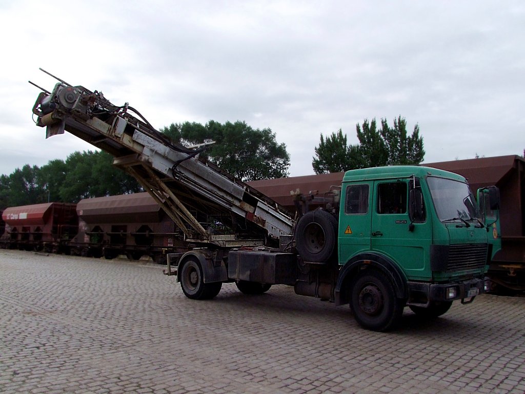 MB1625 mit aufgebautem Frderband, bei der Entladung von Schttgutwagen am Bhf. Cuxhaven;090831