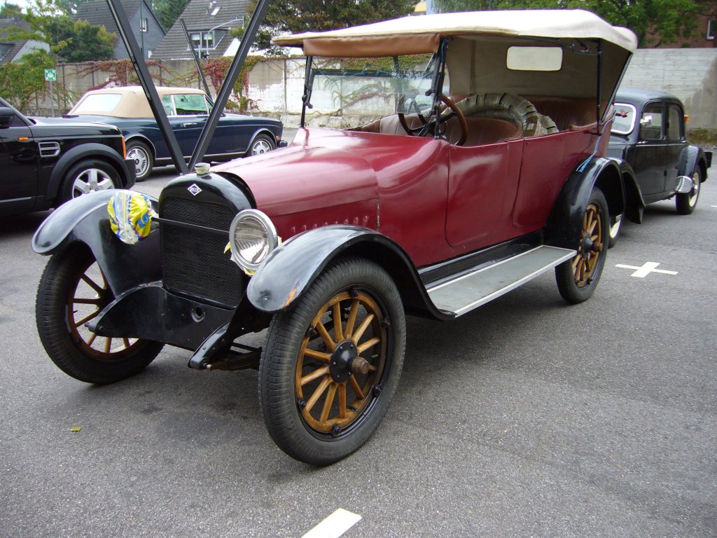McLauglin. 1908 - 1922. Die McLauglin Carriage Company in Ottawa/Kanada hat 1908 mit GM einen Lizenzvertrag abgeschlossen. Danach bekam McLaughlin technisches knowhow von Buick, um auf dem kanadischen Automarkt Fu zu fassen. Die Wagen von McLaughlin galten als grundsolide. Ab 1923 wurde McLaughlin der Buick-Division im GM-Konzern einverleibt. Dieser Wagen wartet am Dsseldorfer Meilenwerk auf seine Restaurierung.