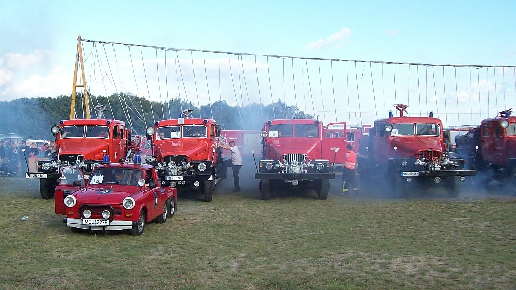 mehrere G5 schmeien am 05.09.2009 beim 1. internationalen Feuerwehrtreffen auf dem Flugplatz Finow ihre Motoren an, vorn steht ein umgebauter Trabant 601