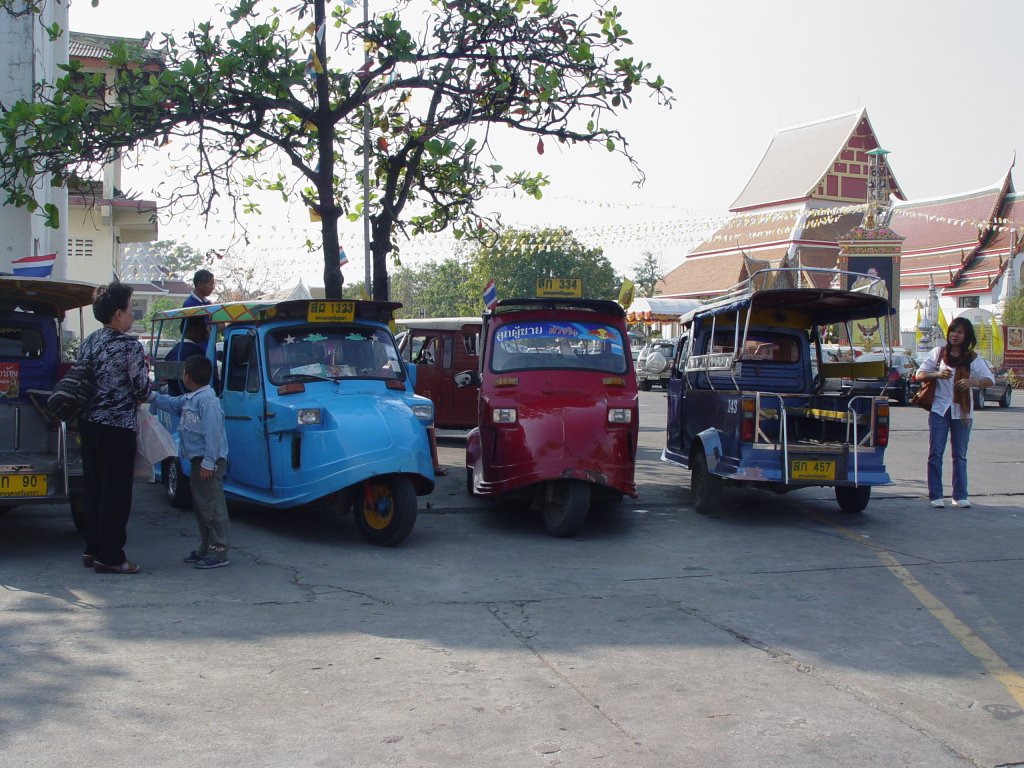 Mehrere Tuk Tuk Taxen warten im Mrz 2010 in Ayutthaya / Thailand auf Fahrgste