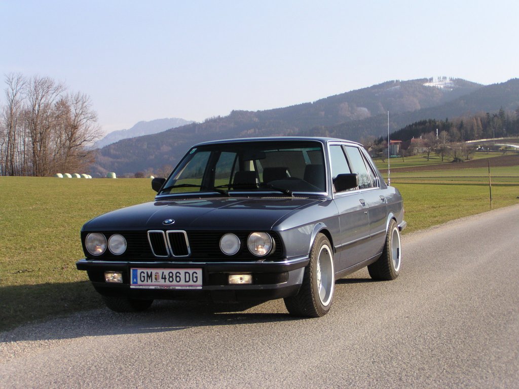 Mein BMW 5er Reihe Baujahr 1985.
Dieses Foto habe ich i8n der Nhe von Pettenbach (Obersterreich) gemacht.