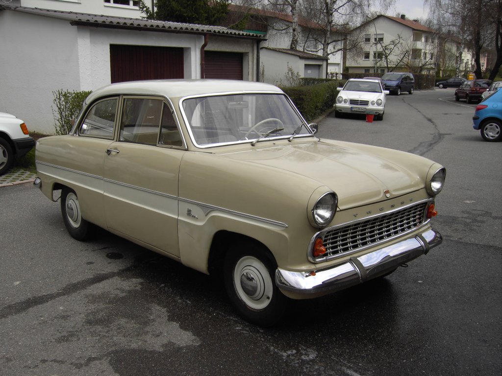 mein Ford 12m G 13 Baujahr 1961 im Originalzustand vor der behutsamen Restaurierung. Aufgenommen am 18.04.2006 in Stuttgart/D.
Fahrzeug ist aus erster Hand mit original 73.000 km!!!