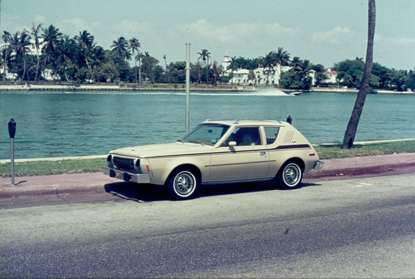Mein Mietwagen, ein AMC Gremlin, der von 1970 - 1978 gebaut wurde, in Miami Beach im April 1975 (Dia gescannt)