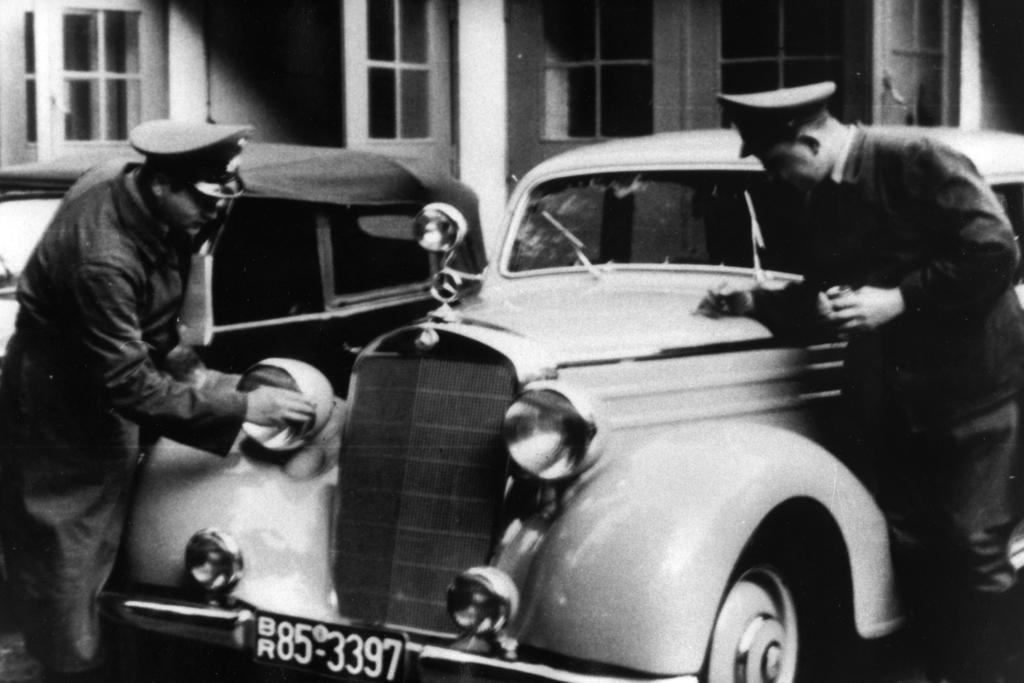 Mercedes 170 - erster Streifenwagen der Kreispolizeibehrde
Tecklenburg nach dem 2. Weltkrieg.
Aufnahme am DO Tecklenburg ca. 1948.
Slg. Gerd Hahn