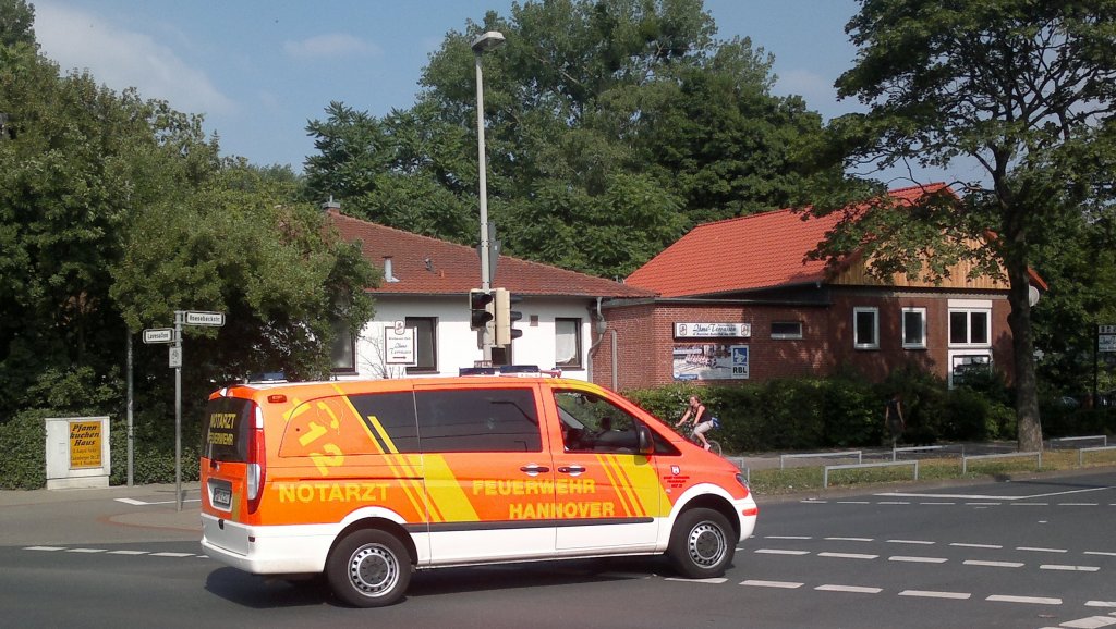 Mercedes 216m CDI als Notartzt der Berufsfeuerwehr Hannover unterwegst in Allerweg/Hannover.