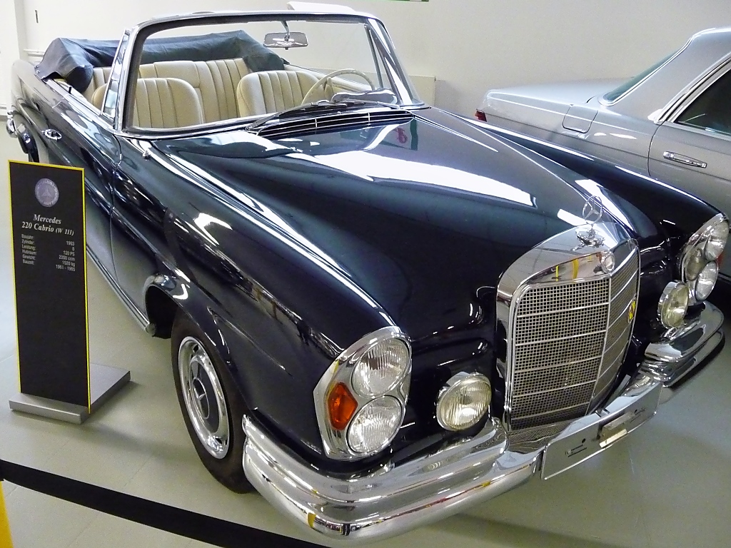 Mercedes 220 Cabrio (W111), Autosammlung Steim in Schramberg, 6.3.11 
Baujahr 1963 
6 Zylinder, 120 PS aus 2200 ccm. 
1520 kg schwer. 