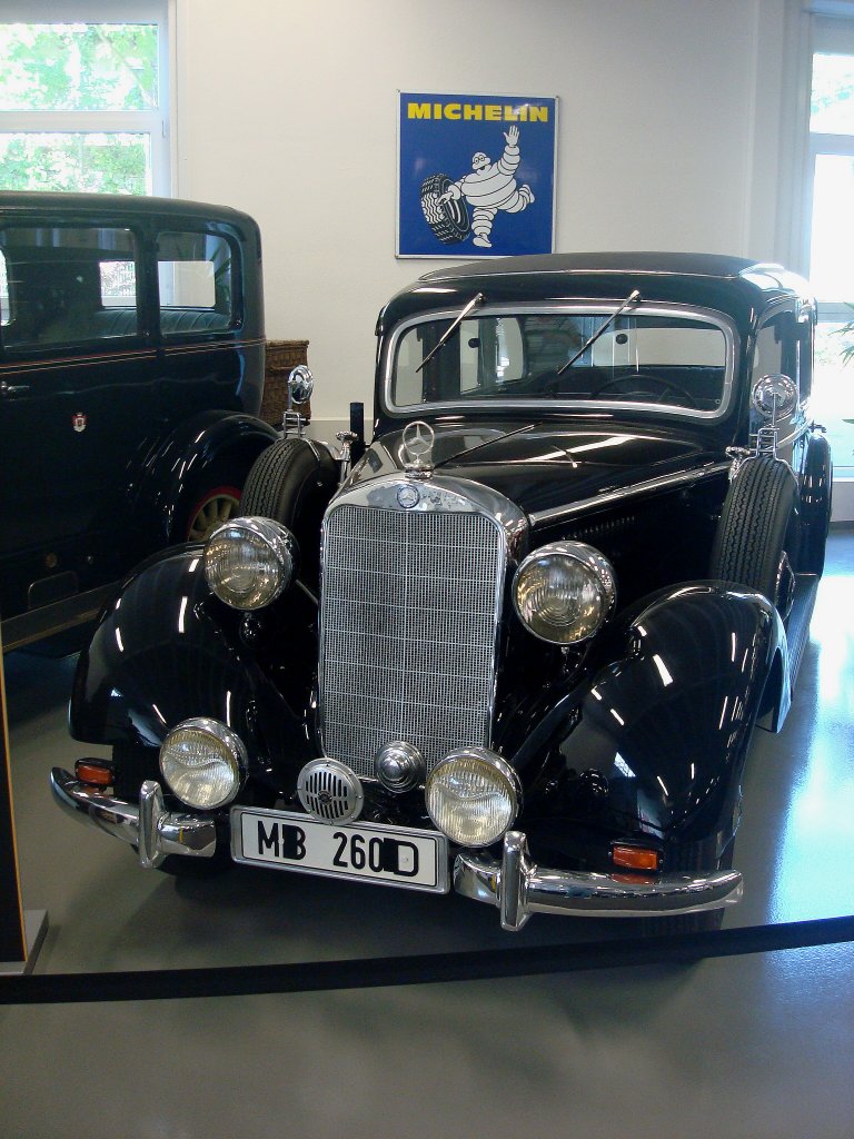 Mercedes 260D, der erste serienmig gebaute Diesel-PKW der Welt, Baujahr 1937, 4-Zyl.Diesel mit 2545ccm und 45PS ,Verbrauch 9,5L auf 100Km, Vmax.90Km/h, Autosammlung Steim Schramberg, Aug.2010
