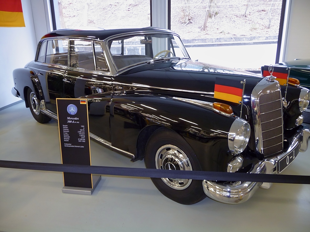Mercedes 300 D (W189), Autosammlung Steim in Schramberg, 6.3.11 
Baujahr 1959 
6 Zylinder, 160 PS aus 2996 ccm. 
170 km/h schnell und 1950 kg schwer. 

Dienstfahrzeug von Bundespräsident Heinrich Lübke.