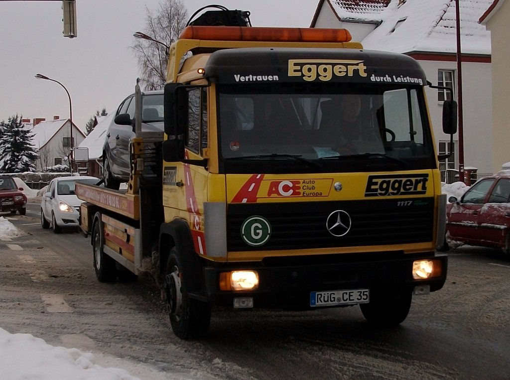 Mercedes-Abschlepp-LKW am 28.Dezember 2010 unterwegs in Bergen/Rgen.