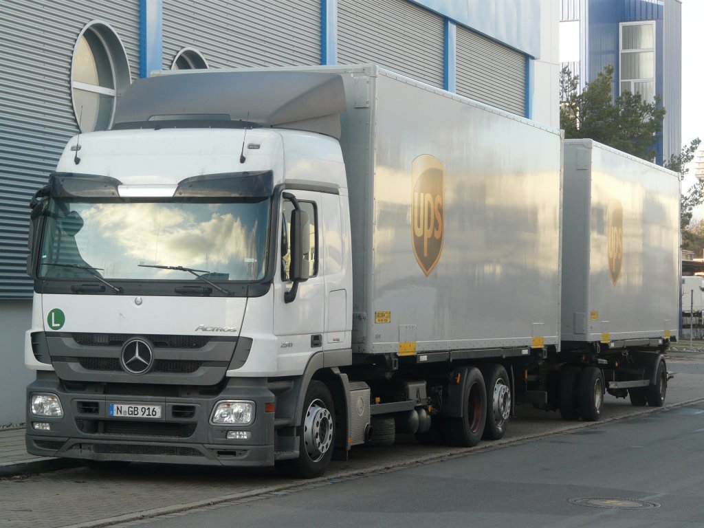 Mercedes Actros 2541 MP3 Hngerzug mit Wechselbrcken von UPS abgestellt im Nrnberger Hafengebiet, 15.01.2012