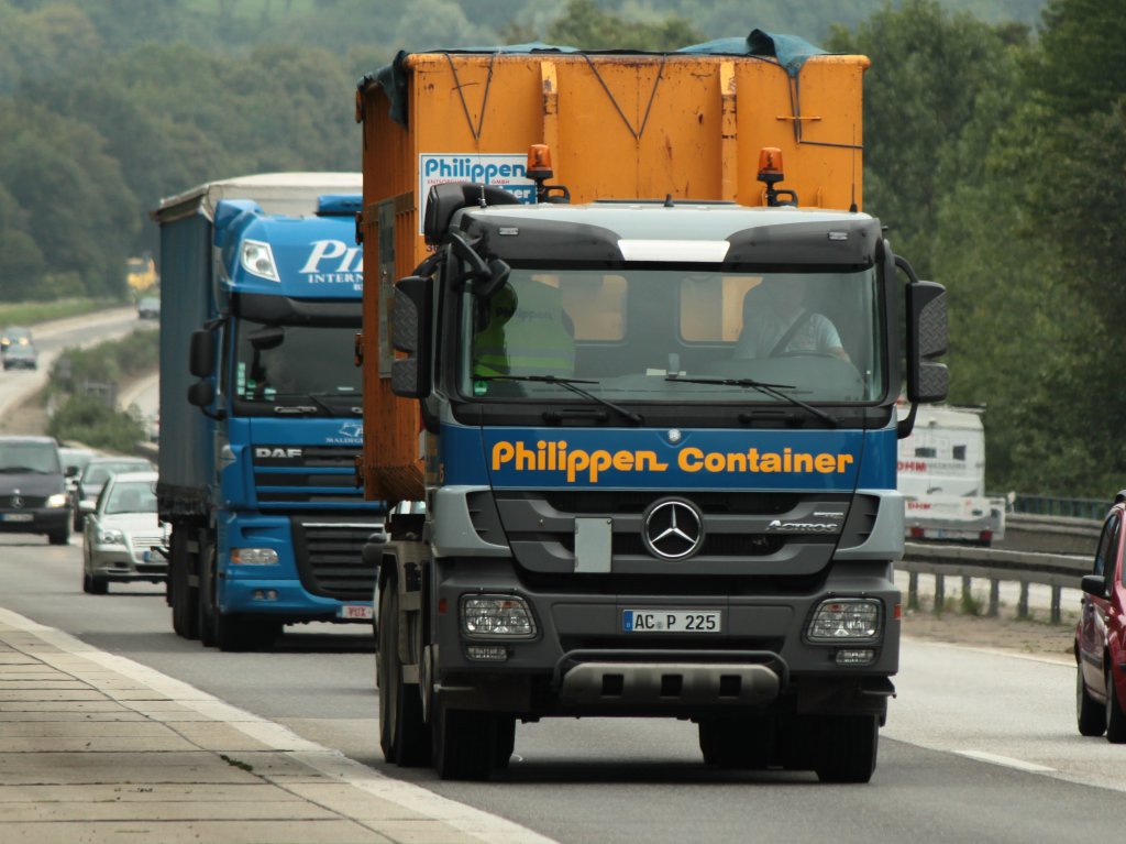 Mercedes Actros mit Containeraufbau am 26.07.2011 auf der A4 kurz vor der Niederlndischen Grenze.