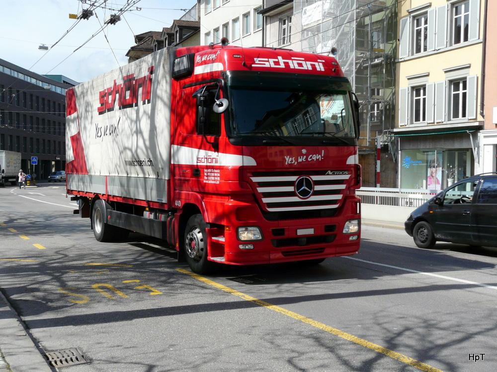 Mercedes Actros mit Pritschenaufbau unterwegs in Winterthur am 01.04.2011