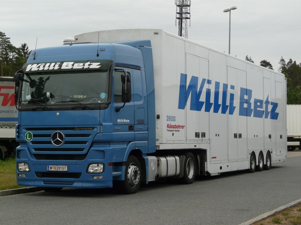 Mercedes Actros MP2 1844  Willi Betz  zugelassen in sterreich auf dem Rasthof Nrnberg/Feucht, 02.06.2011