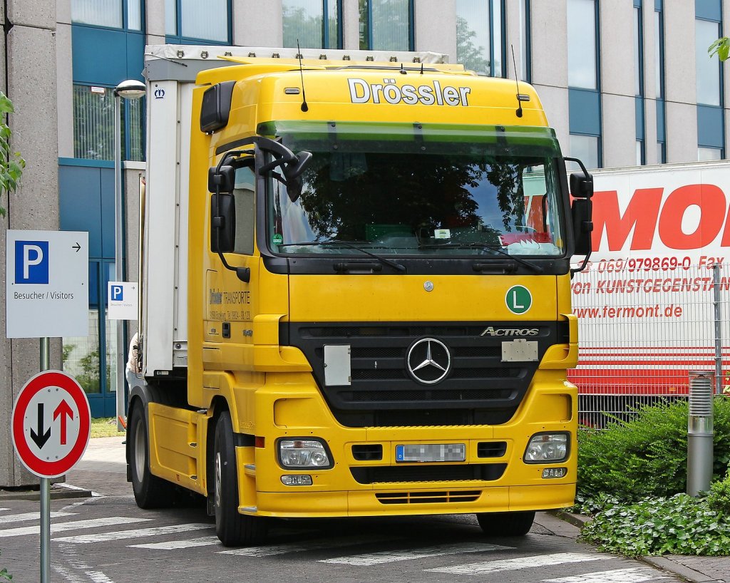 Mercedes Actros Sattelzug wird gerade abgeladen am 14.6.13 in Frankfurt.