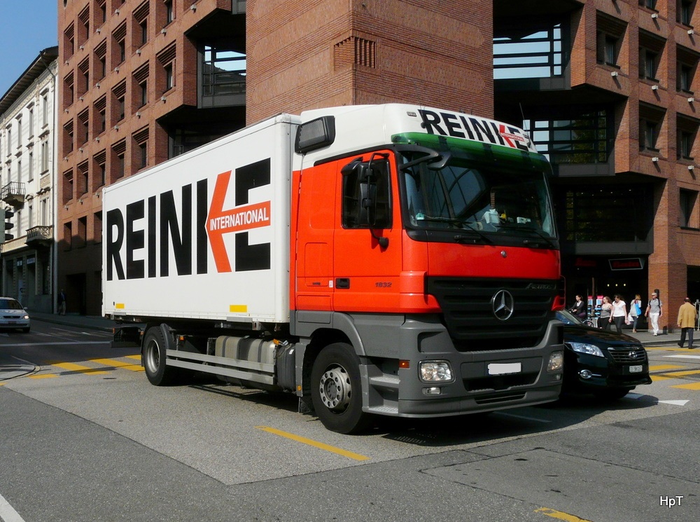 Mercedes Actros unterwegs in der Stadt Lugano am 30.09.2011