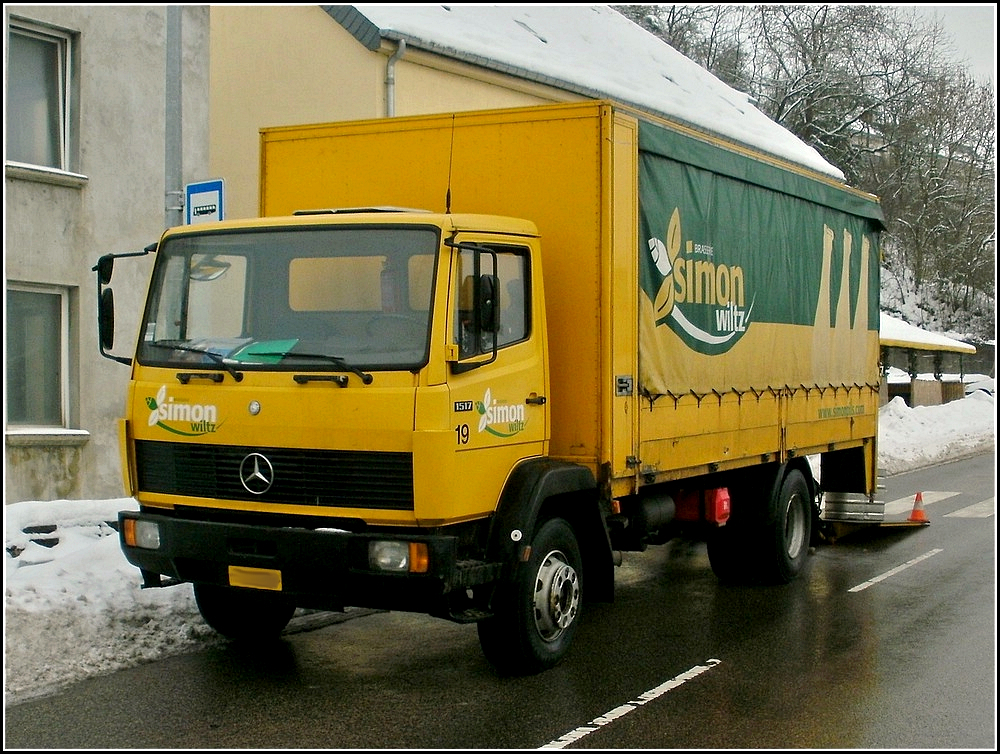 Mercedes Benz 1517 der Brauerei Simon aus Wiltz, mu wegen der Schneemassen auf dem Brgersteig auf der Strasse halten um seine Kunden zu beliefern. Wiltz 29.12.2010