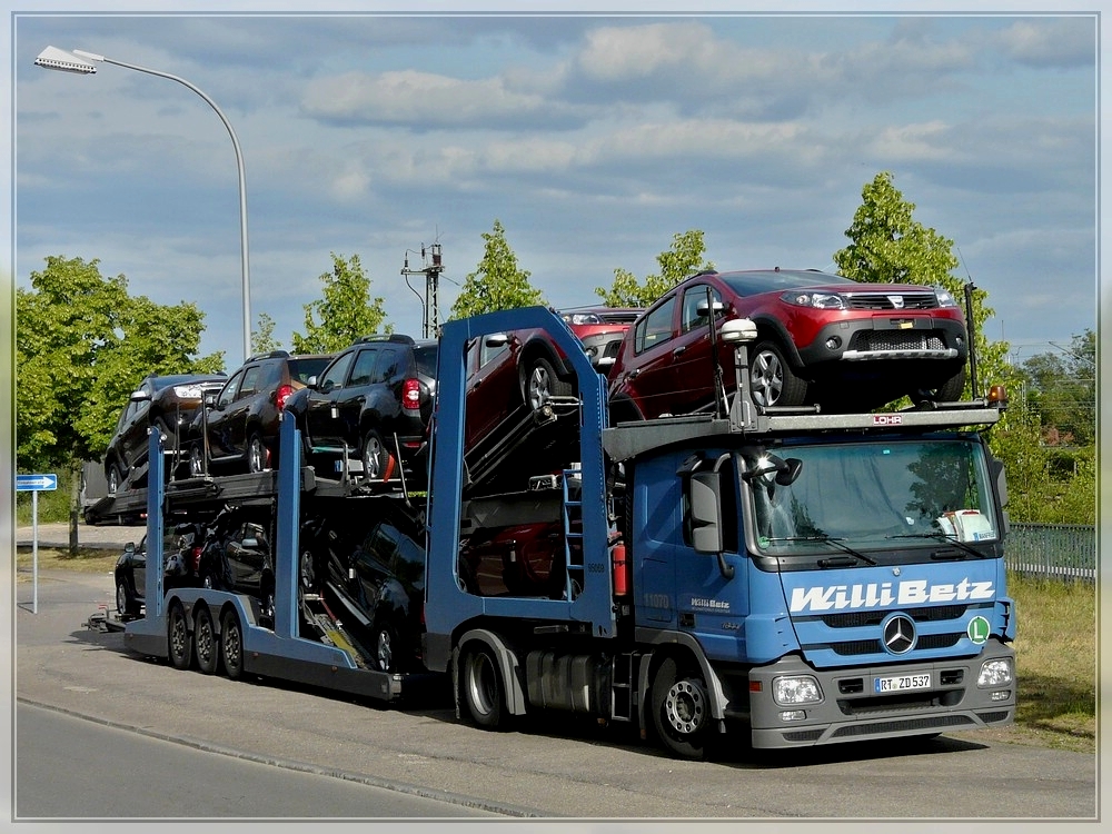 Mercedes Benz 1844 Autotransporter beladen mit neuen Dacia Fahrzeugen aufgenommen am 28.05.2011.