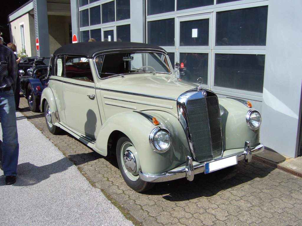 Mercedes Benz 220 Cabriolet B (W187). 1951 - 1954. Das Cabriolet B war als Viersitzer ausgelegt und verkaufte sich whrend der vierjhrigen Bauzeit 997 mal. Der zweisitzige Bruder, 220 Cabriolet A, verkaufte sich 1.278 mal und stand auch ein Jahr lnger im Mercedes Benz Verkaufsprospekt. Der 6-Zylinderreihenmotor leistet 80 PS aus 2.195 cm. Oldtimertreffen beim TV Wuppertal am 10.06.2012.
