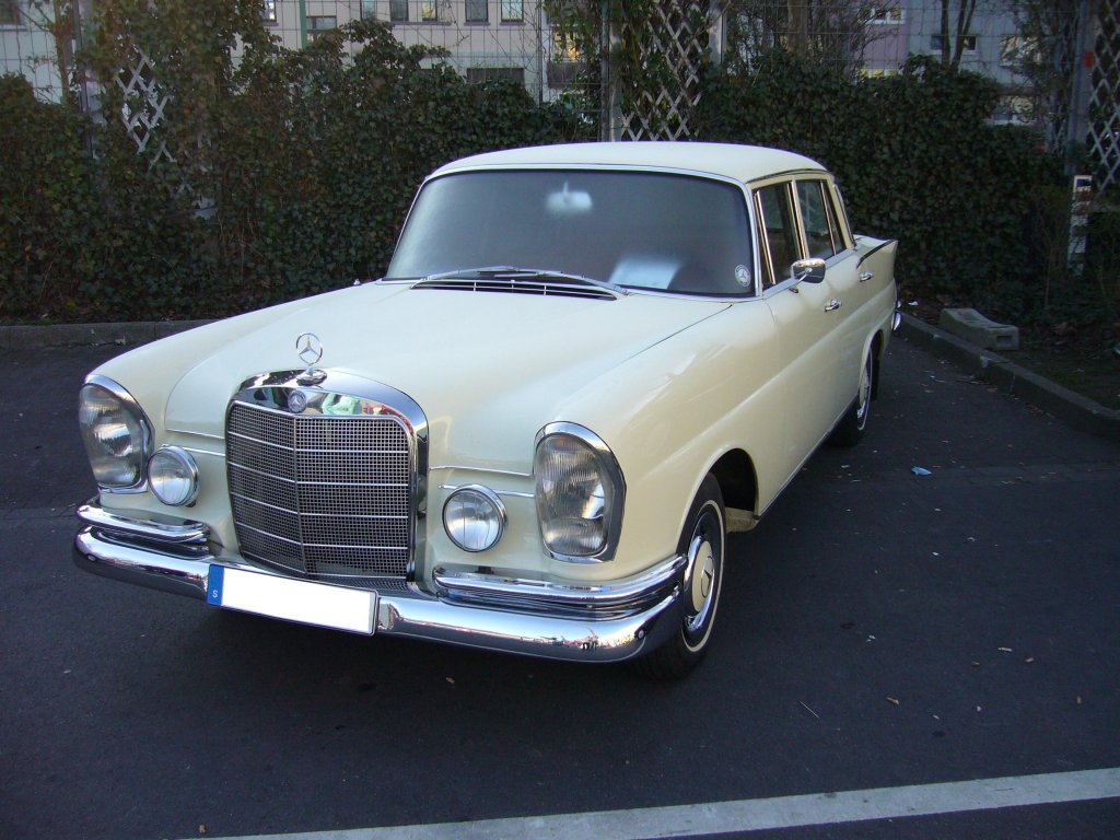 Mercedes Benz 220 SE b (W111/3). 1959 - 1965. Der 6-Zylinderreihenmotor mit Bosch-Zweistempel-Einspritzpumpe leistet 120 PS aus 2.195 cm Hubraum. Besucherparkplatz der Messe Essen am 25.03.2012.
