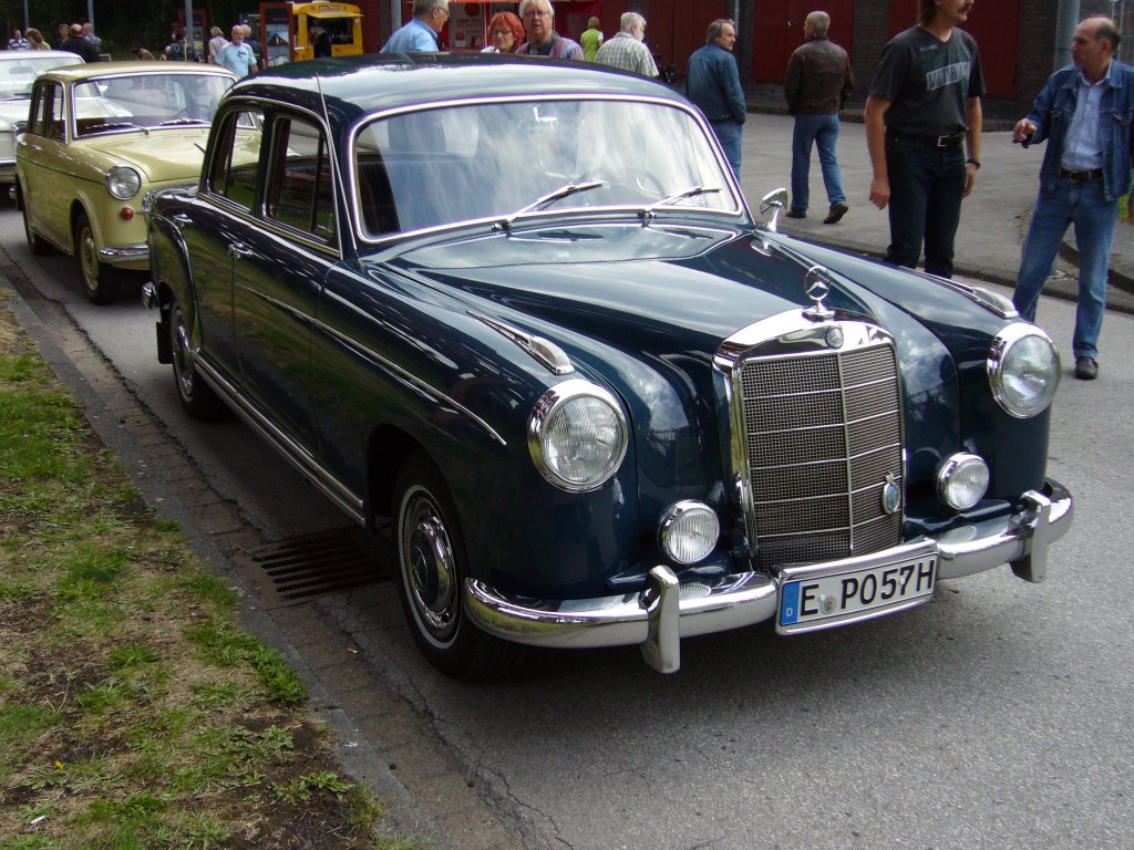 Mercedes Benz 220S (W 180 II). Baujahr 1957. Oldtimertreffen Kokerei Zollverein.
