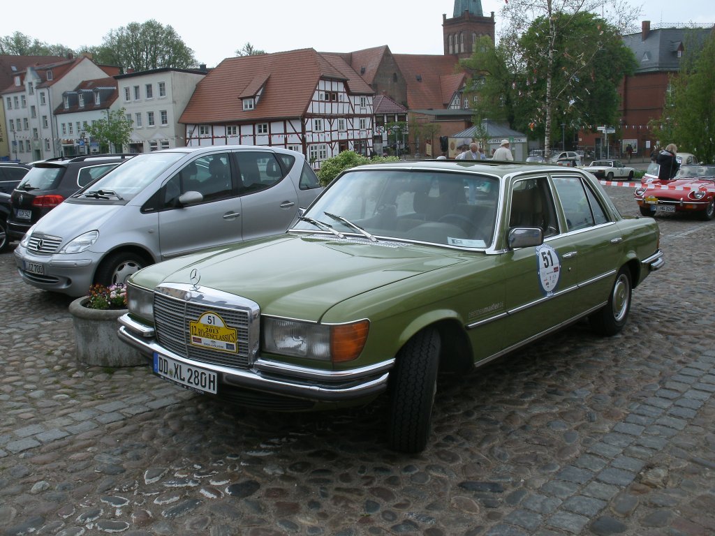 Mercedes Benz 280SE Baujahr 1978,am 10.Mai 2013,war Teilnehmer bei der 12.Rgenclassics.Aufgenommen auf dem Marktplatz in Bergen/Rgen.