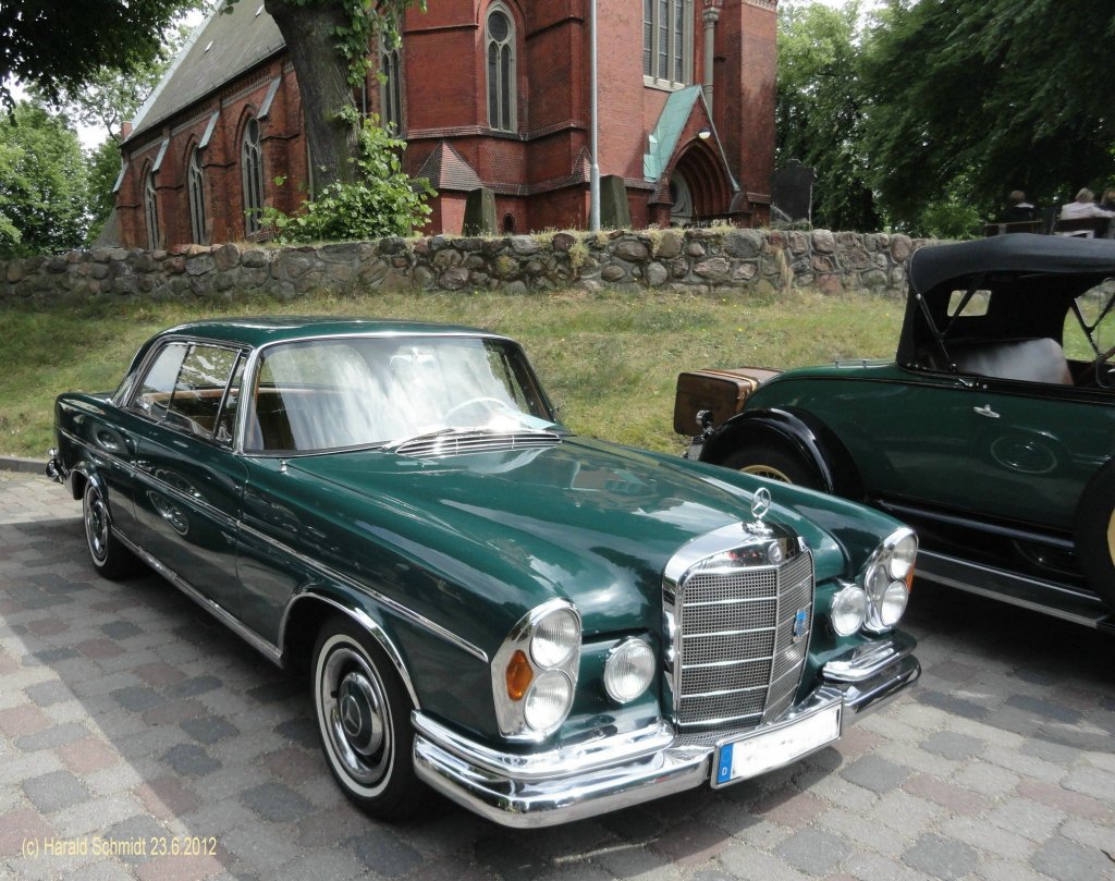 Mercedes Benz 300 SE/C am 23.6.2012 in Hamburg-Kirchsteinbek /
Baujahr 1967 / Alumotor, 2978 ccm, 170 PS, 6 Zylinder, 190 km/h / Luftfederung /
