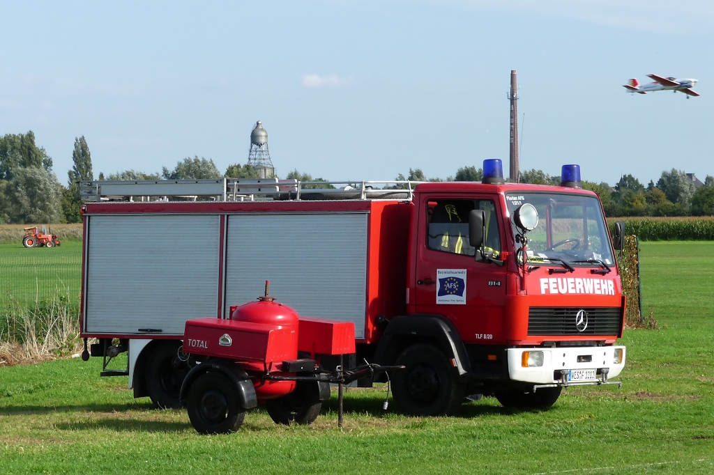 Mercedes Benz 814 Feuerwehrfahrzeug TLF 8/20 auf dem Flugplatz Niershorst (Grefrath, 11.9.2010)