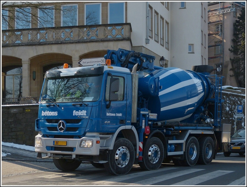 Mercedes Benz Actros 4141 mit Betonmischeraufsatz kurvt durch die engen Straen der Stadt Luxemburg einer Baustelle entgegen, um seine Ladung abzuliefern. 15.03.2013