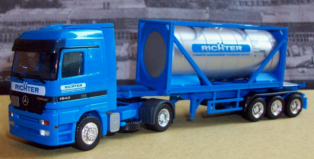 MERCEDES BENZ ACTROS LH Curt Richter mit 20 ft. Tankcontainer 
Sondermodell von Herpa fr RICHTER Aufl.2000St.