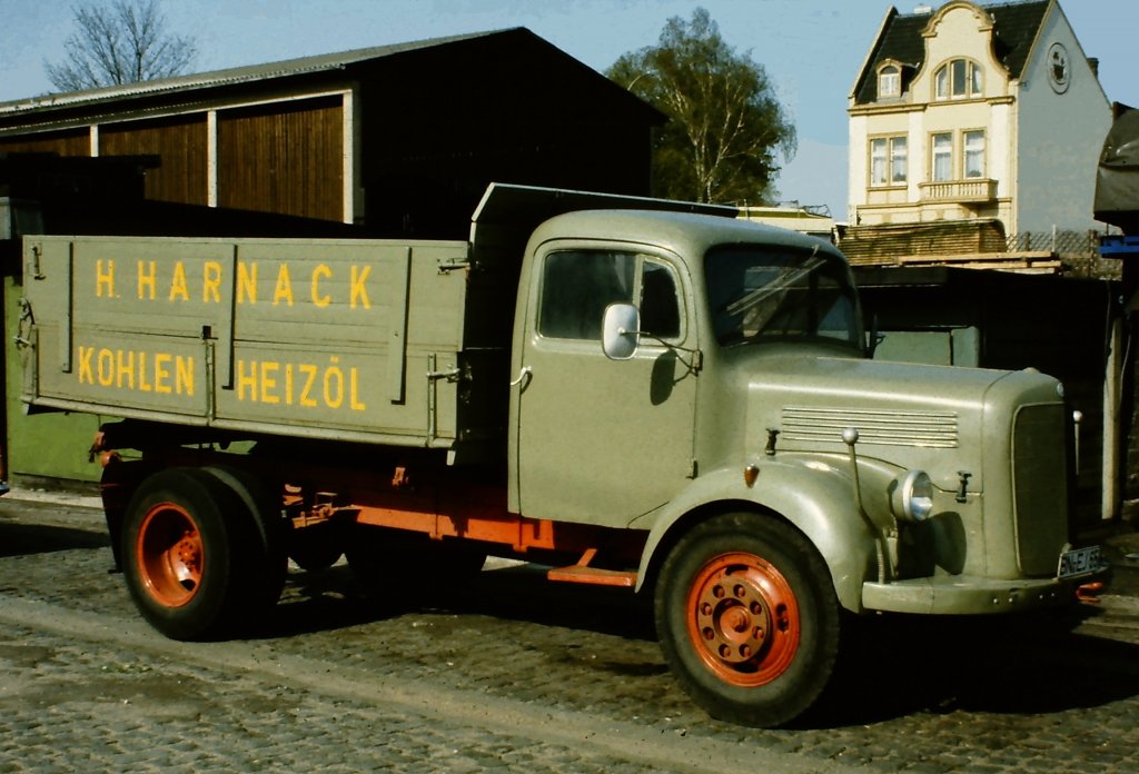 Mercedes-Benz LKW einer Kohlenhandlung; aufgenommen 1982 in Bonn.