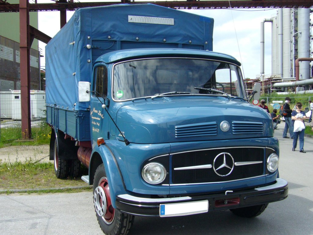 Mercedes Benz LP 710. 1963 - 1968. Der 7.5to LKW hat einen 4.551 cm groen 6-Zylinderreihendieselmotor, der 100 PS leistet. Oldtimertreffen Kokerei Zollverein am 01.07.2012.