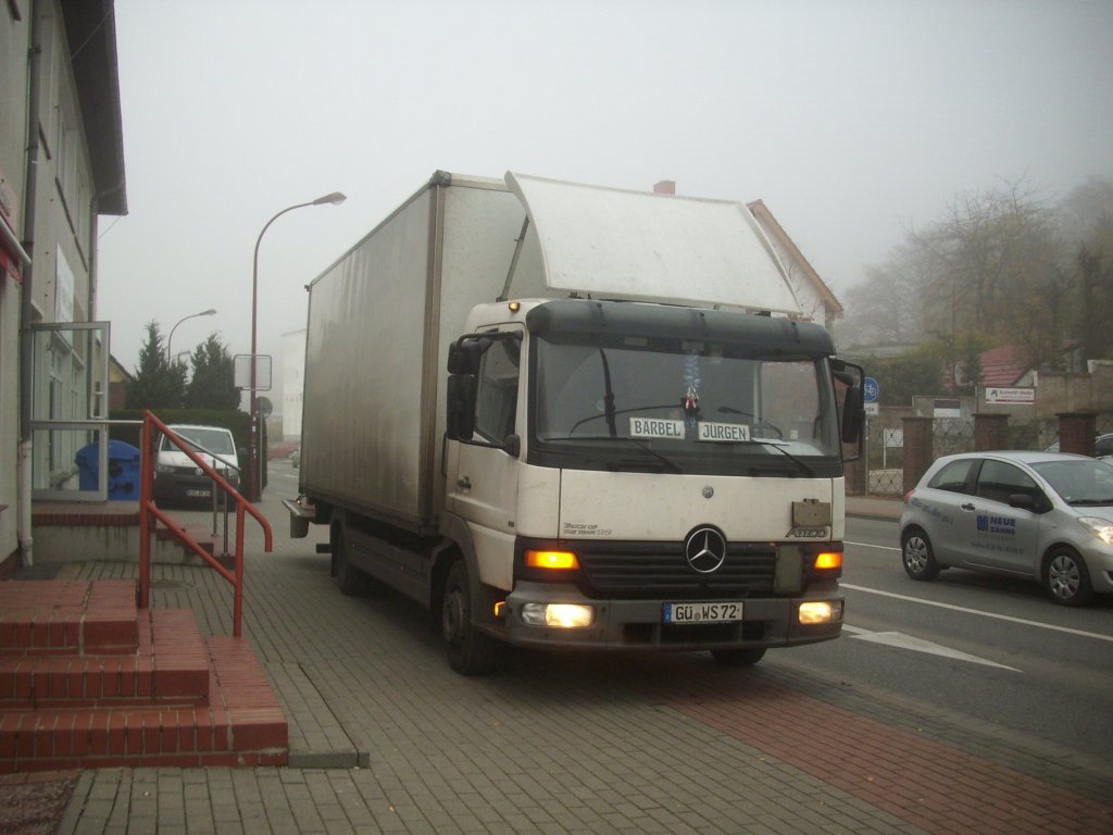 Mercedes-Benz mit Kastenaufbau in Bergen am 13.11.2012