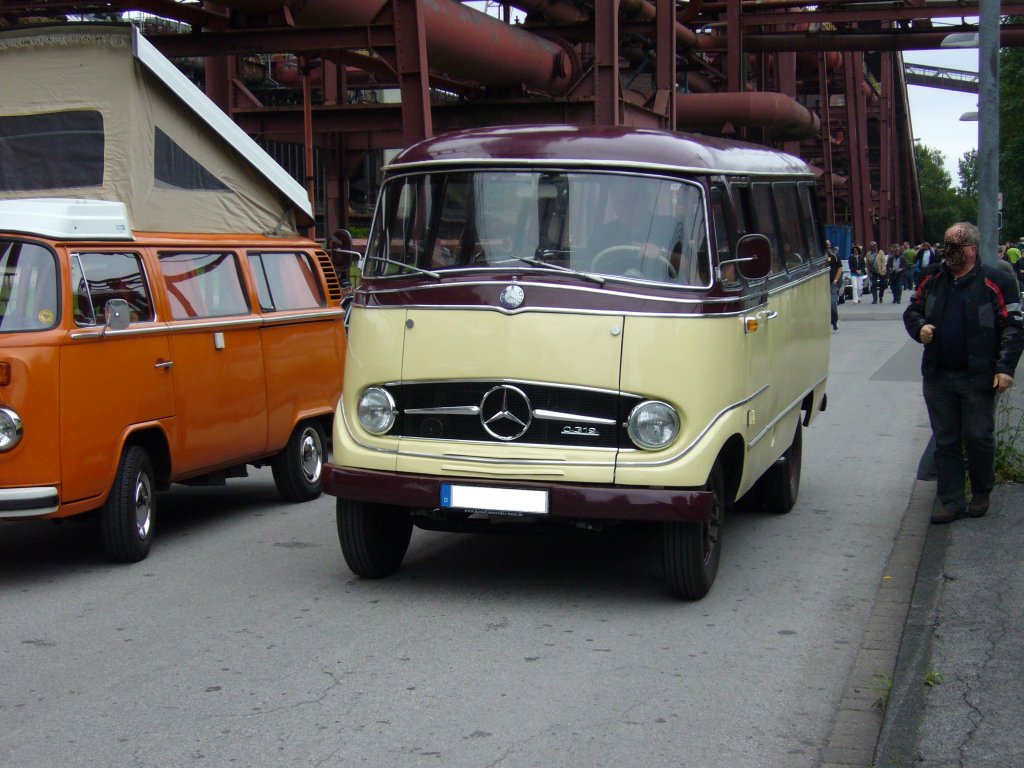 Mercedes Benz O319. 1961 - 1968. Der O319 wurde bereits 1956 vorgestellt. Im Zuge der Modellpflege wurde ab 1961 der Dieselmotor des PKW 190D verbaut und die hintere rechte Einstiegstr fiel weg. Hier wurde ein O319 in der Normalsausfhrung, erkennbar an der fehlenden Dachrandverglasung, abgelichtet. Oldtimertreffen Kokerei Zollverein 03.07.2011.
