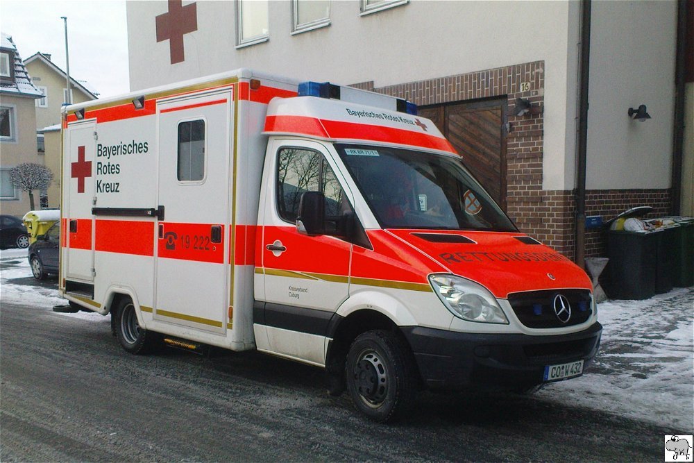 Mercedes Benz Sprinter Rettungwagen des Bayerischen Roten Kreuzes aus Coburg. Aufgenommen am 4. Januar 2010.