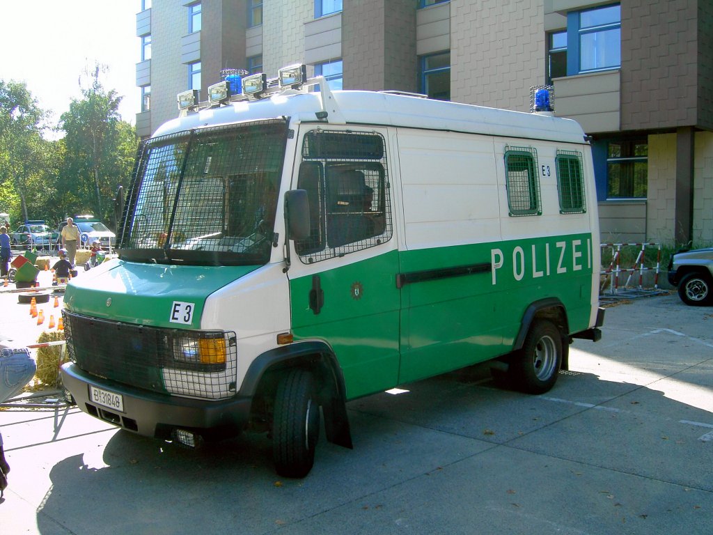Mercedes-Benz T2 609D der Berliner Polizei, gesehen am Tag der offenen Tr 09/2006.