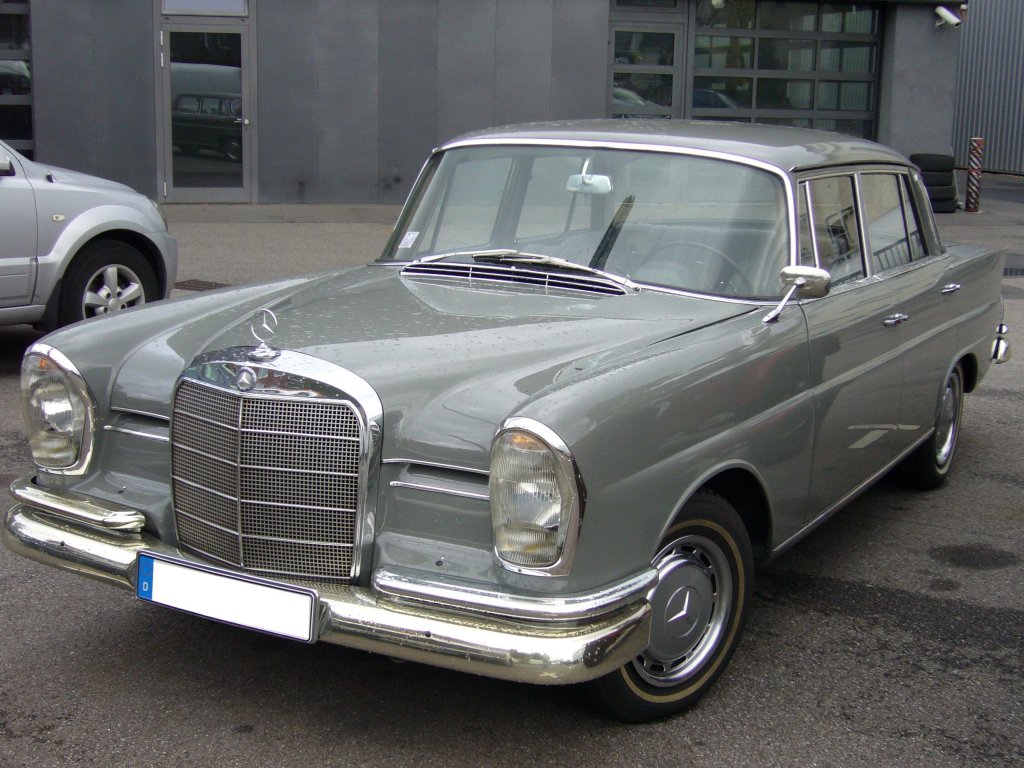 Mercedes Benz W 111/2 220 Sb. 1959 - 1965. Der Wagen war mit einem 6-Zylinderreihenmotor motorisiert. Der mit 2 Solex Register Fallstrom Vergasern versehene 6-Zylinderreihenmotor hat 2.195 cm und 110 PS. Besucherparkplatz der Classic Remise Dsseldorf am 18.09.2011.