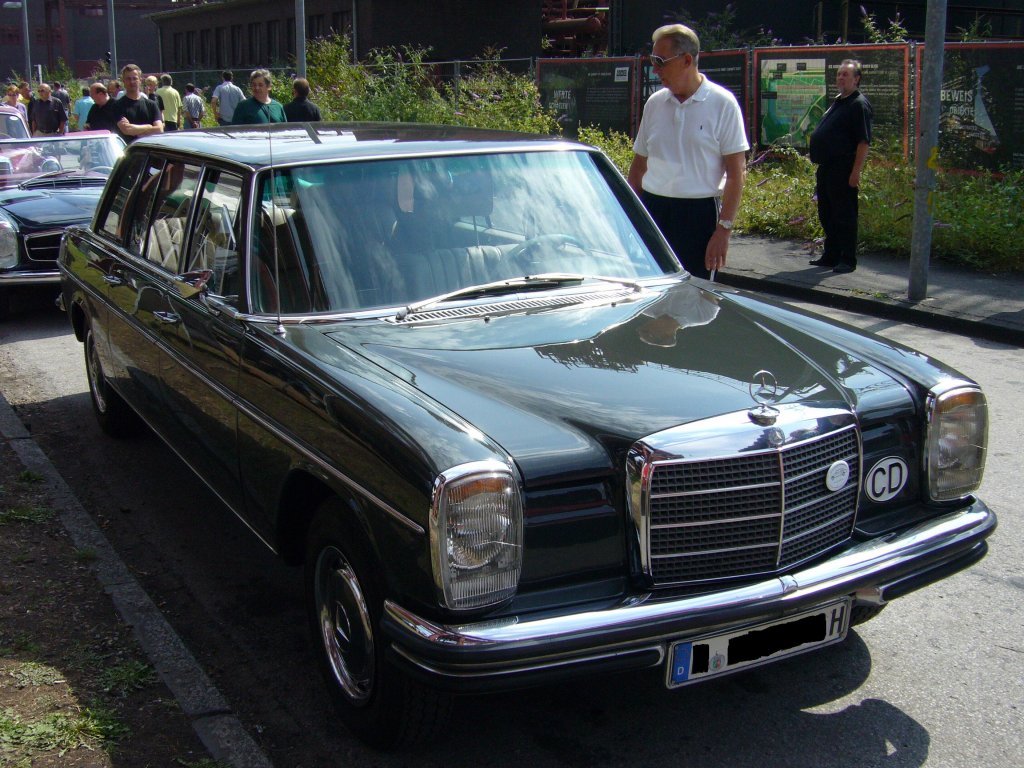 Mercedes Benz W 115 Langversion. 1968-1973. Meines Wissens gab es die 8-sitzigen Langversionen mit den 3 Sitzreihen nur als 220 D und als 230 Benziner. Oldtimertreffen Kokerei Zollverein.